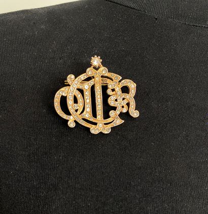 CHRISTIAN DIOR Brooch with brand name in...