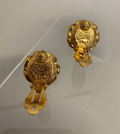 CHANEL Pair of flower ear clips in gold metal...