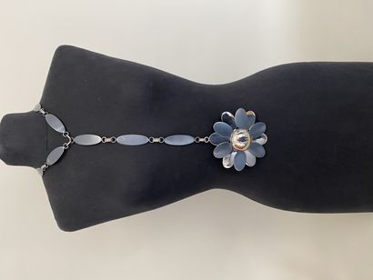 PIERRE CARDIN Haute Couture Long daisy necklace...