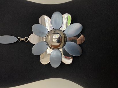PIERRE CARDIN Haute Couture Long daisy necklace...
