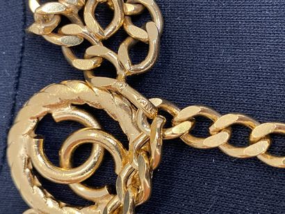CHANEL Belt in gold-plated metal with a medal...