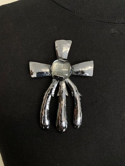 HERVE VAN DER STRAETEN Brooch Cross in blackened...