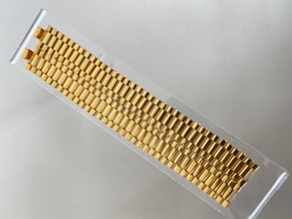 CHANEL Tank bracelet in gold plated metal...