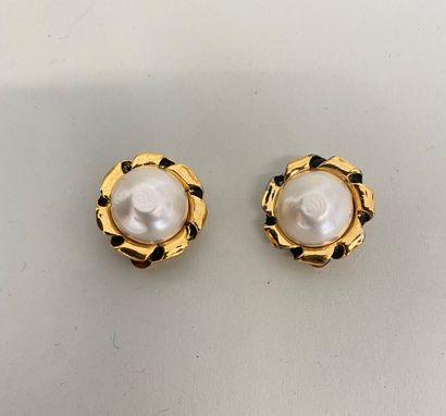 CHANEL Pair of flower ear clips in gold metal...
