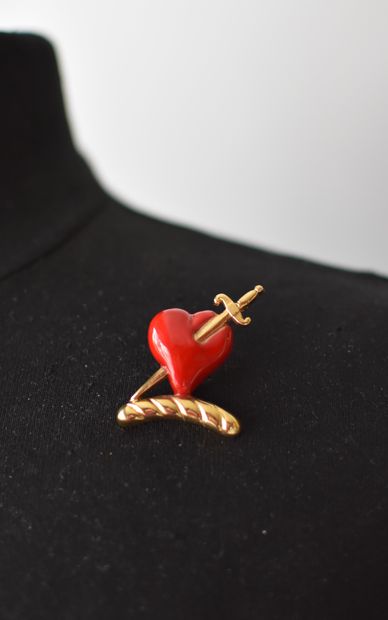HERMES Clip de revers coeur en métal doré...