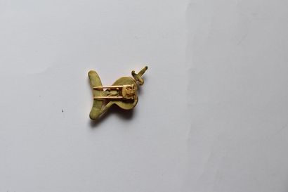 HERMES Clip de revers coeur en métal doré...
