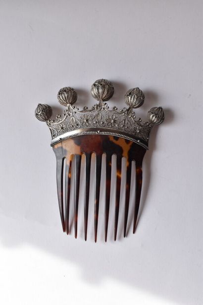 Peigne à chignon en bakélite écaille et argent...