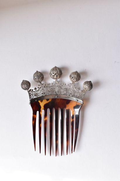 Peigne à chignon en bakélite écaille et argent...