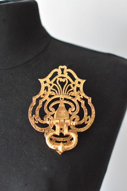CHANEL Broche heurtoir de porte en métal...