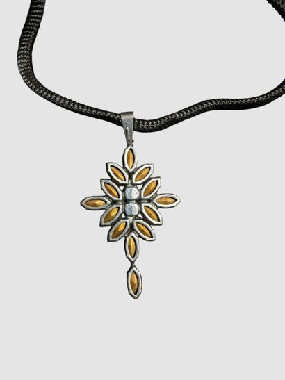 YVES SAINT LAURENT Collier cordonnet noir...