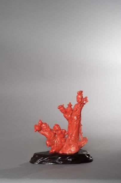 CHINE
Groupe en corail rouge représentant...
