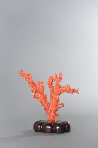 CHINE
Statuette en corail rouge figurant...