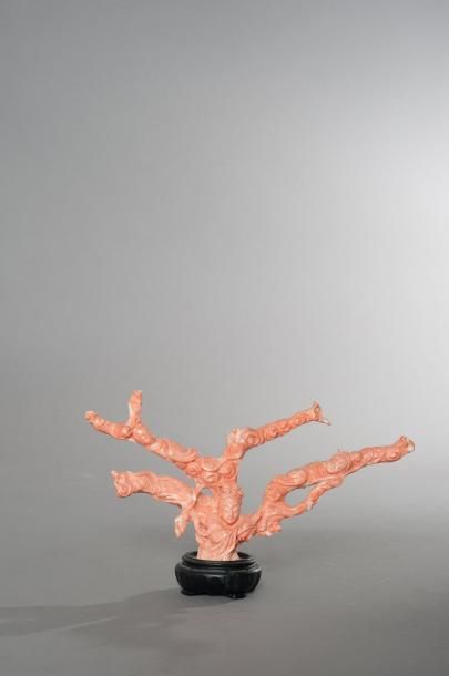CHINE
Statuette en corail rose figurant des...