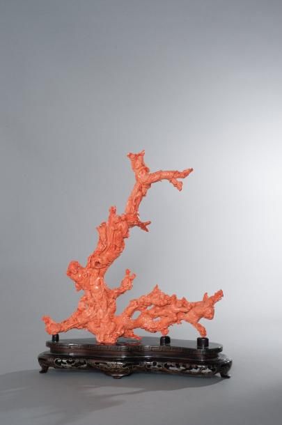 CHINE
Important sujet en corail rouge figurant...