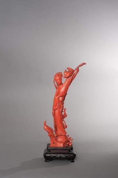 CHINE
Statuette en corail rouge représentant...