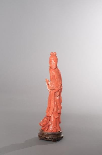 CHINE
Statuette en corail rouge représentant...