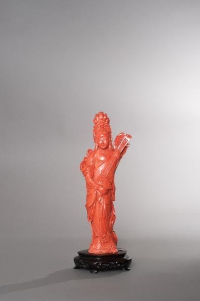 CHINE
Statuette en corail rouge représentant...