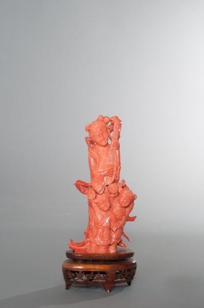 CHINE
Statuette en corail rouge représentant...