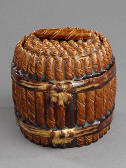 Pot à tabac en grès vernissé marron représentant...