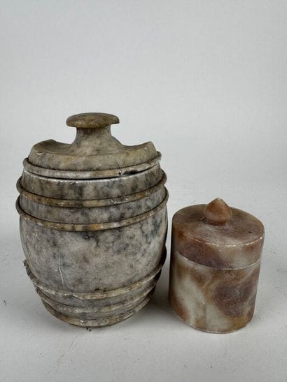 Pots à tabac
Le grand en marbre fin XVIIIe...