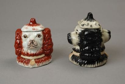 Deux pots à tabac en faïence peinte, fin...