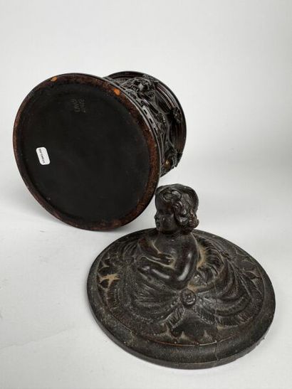 Pot à tabac
Terre vernissée noire XIXe siècle
Grand...