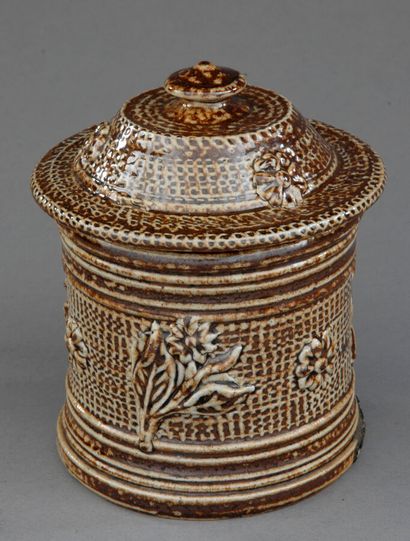 Lot de huit pots à tabac.
Grès fin XIXe siècle
Pot...