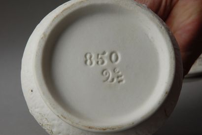 Pot à tabac avec décor en relief blanc sur...