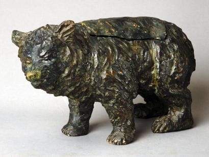 Pot à tabac représentant un ours sur ses...