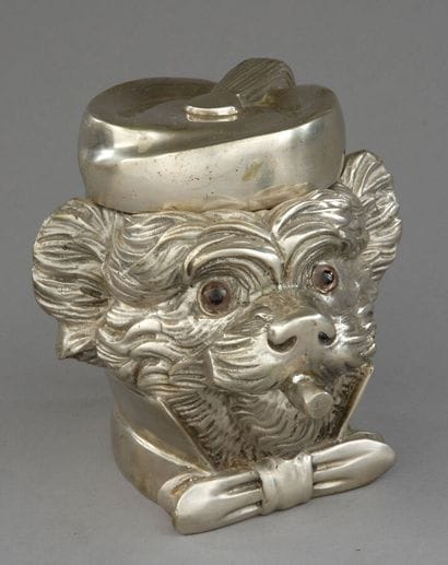 Pot à tabac. Grande tête d'un chien en maillechort,...