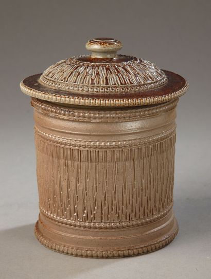 Lot de huit pots à tabac.
Grès fin XIXe siècle
Pot...
