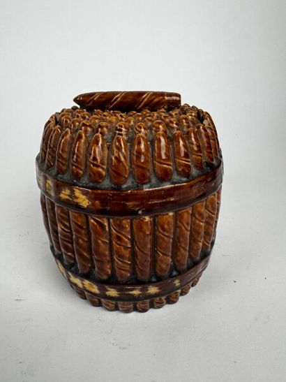 Pot à tabac en grès vernissé marron représentant...