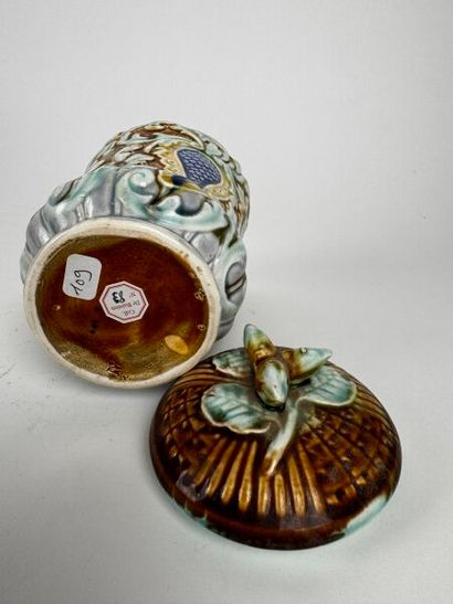 Série de plusieurs pots à tabac
Barbotine...
