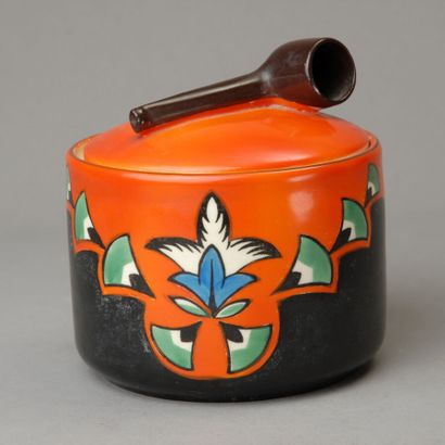Lot de trois pots à tabac en faïence, vers...