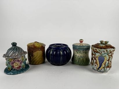 Série de plusieurs pots à tabac
Barbotine...