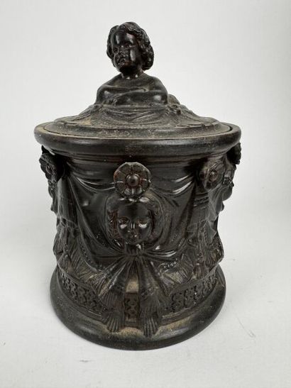 Pot à tabac
Terre vernissée noire XIXe siècle
Grand...