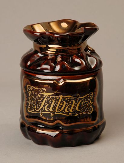 Lot de trois pots à tabac en faïence, vers...