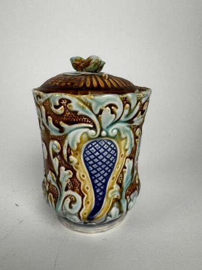 Série de plusieurs pots à tabac
Barbotine...