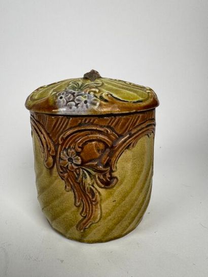 Série de plusieurs pots à tabac
Barbotine...