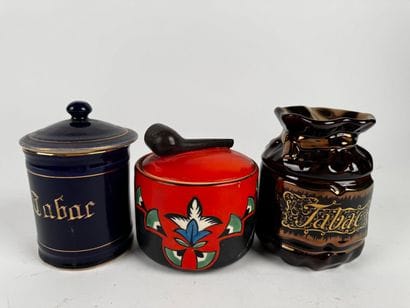 Lot de trois pots à tabac en faïence, vers...