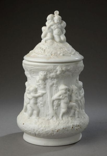 Pot à tabac avec décor en relief blanc sur...