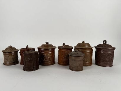 Lot de huit pots à tabac.
Grès fin XIXe siècle
Pot...