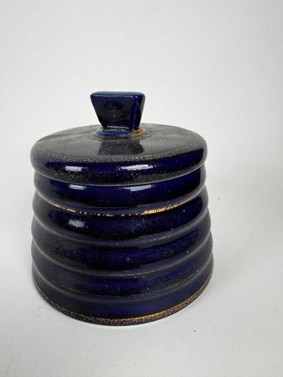 Réunion de pots à tabac
Porcelaine vernissée...