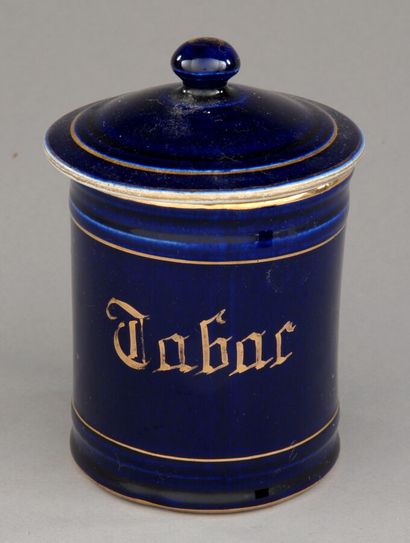 Lot de trois pots à tabac en faïence, vers...