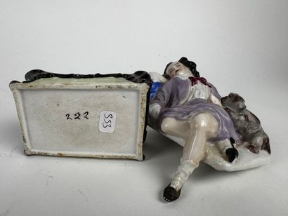 Tobacco jar
Glazed porcelain.
Late 19th century...