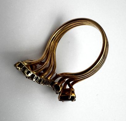 Bague or 18 k ornée d'une ligne de petits...