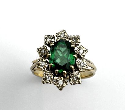 Bague or ornée d'une pierre verte (accidentée)...