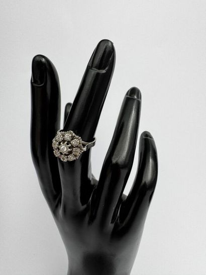 Bague or gris 18k ornée d'un petit diamant...