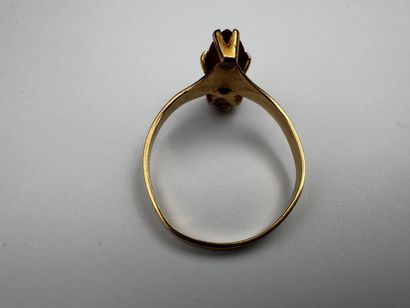 Bague or jaune 18k ornée d'un rubis navette...