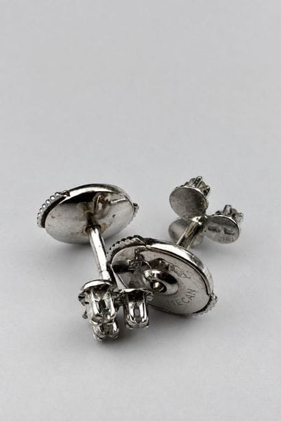 Paire de boucles d'oreilles or gris ornées...